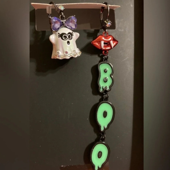 BETSEY JOHNSON Halloween Mismatched Vampire Ghost & Boo Earrings Dangle NEW NWT - Picture 3 of 5